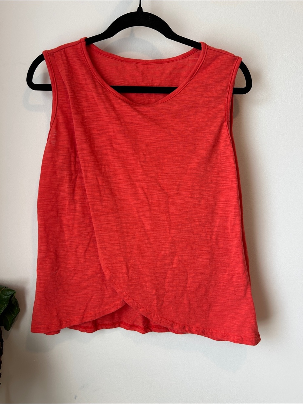 Women’s Red Sleeveless Twist-Hem Tank Top